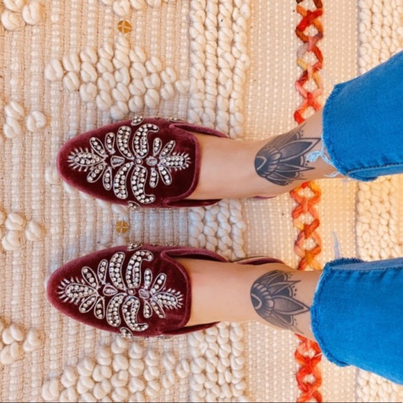 Antonio Melani Velvet Women's Oguna Beaded Mules - Picture 15 of 15